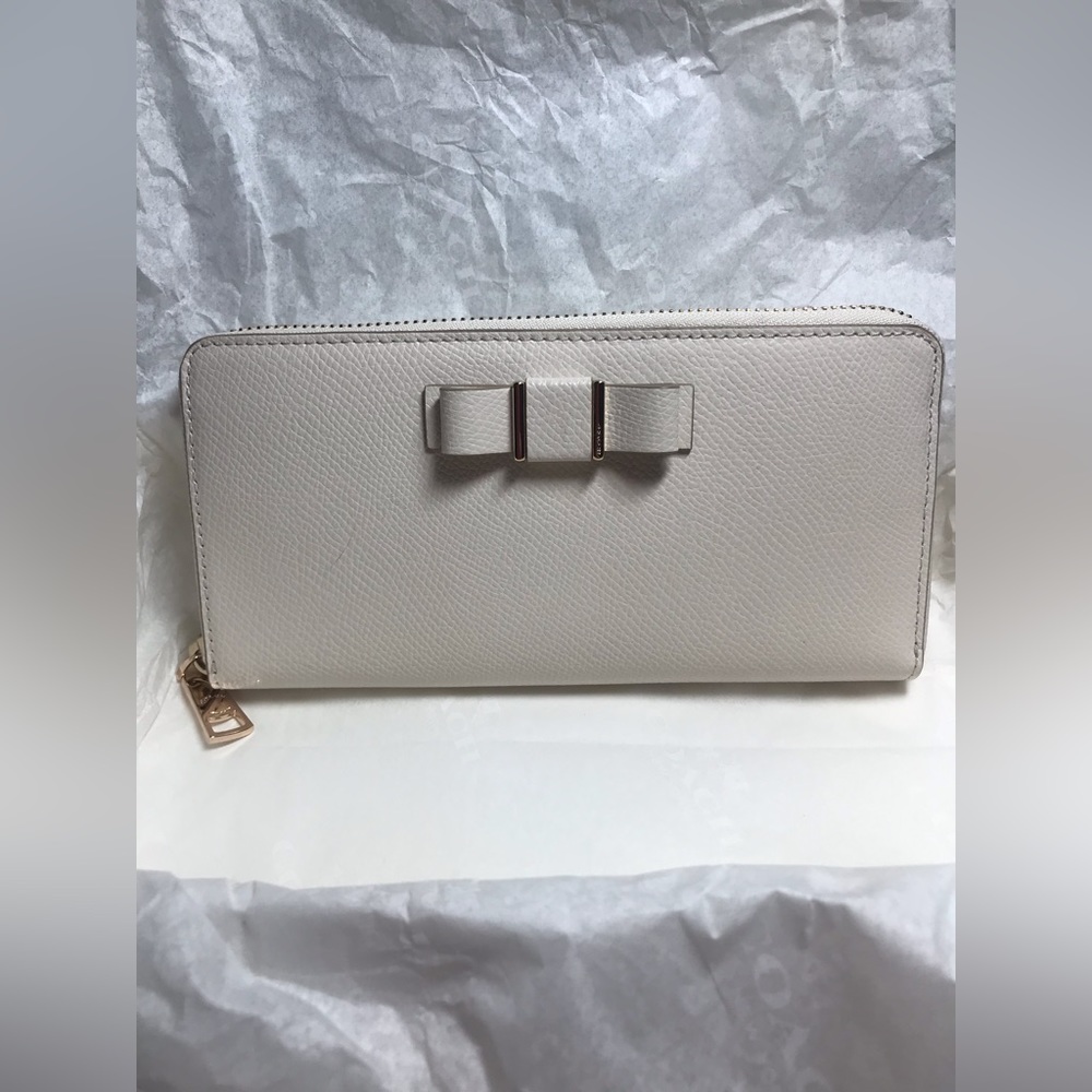 Coach Bow Crossgrain Leather Accordion Zip Around Ivory Wallet New in Gift Box